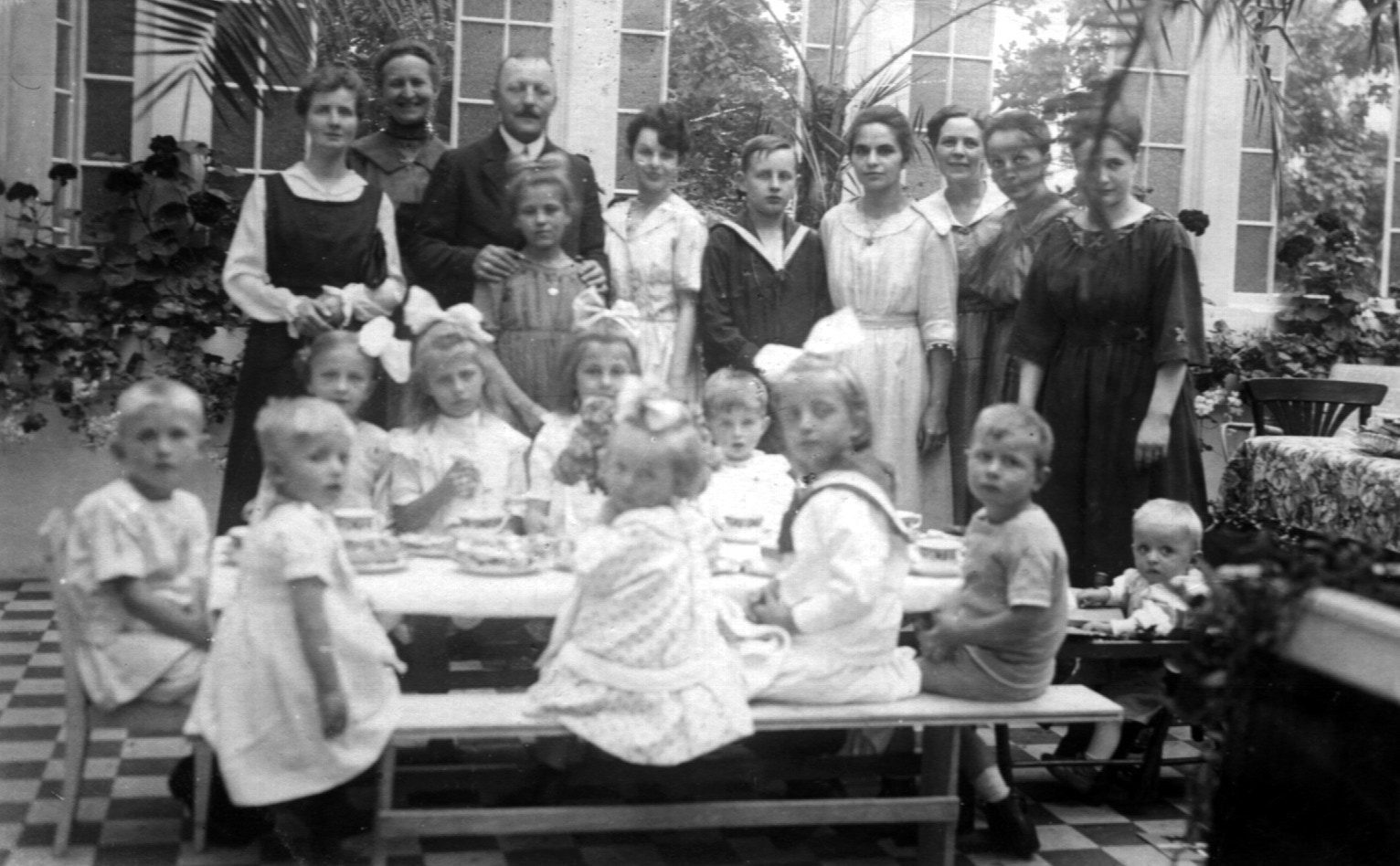 Große Familienrunde mit Kindern an einer Tafel