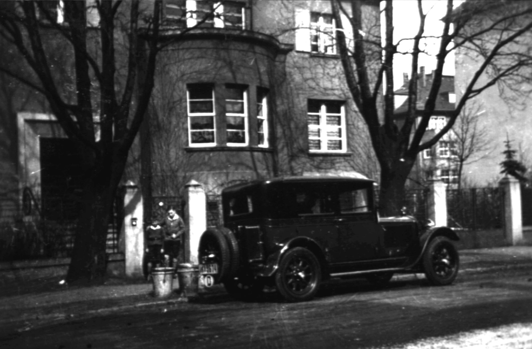 Stadthaus mit Automobil vor der Tür, Ebereschenallee 22 in Breslau