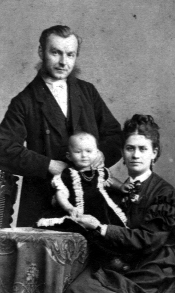 Gertrud Heydorn mit ihren Eltern kurz vor dem Tod ihrer Mutter