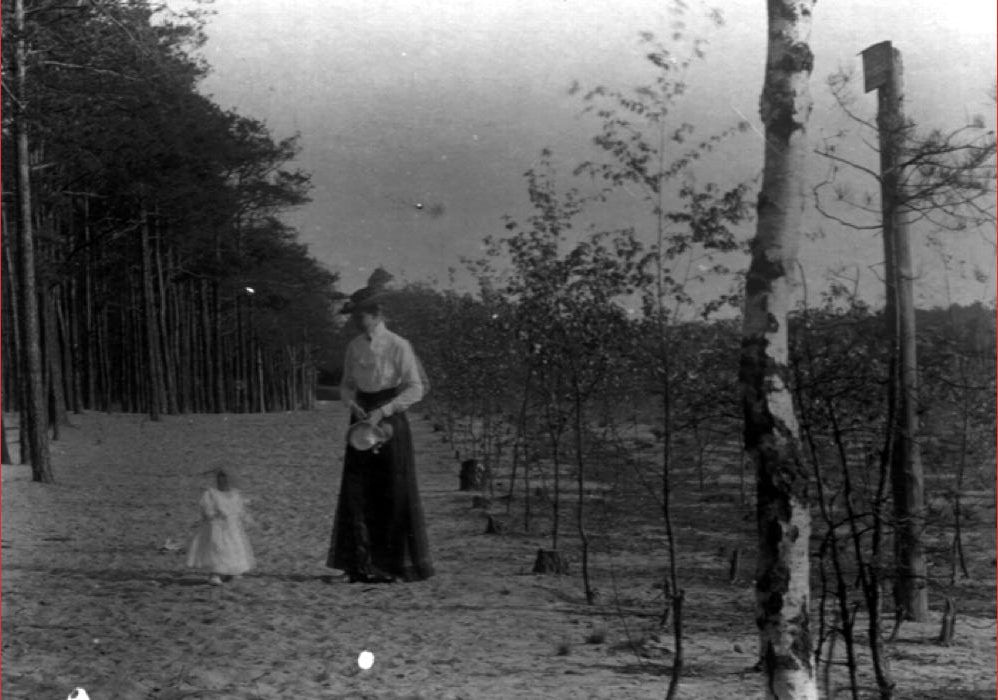 Gertrud Heydorn mit Ursula auf einem Spaziergang