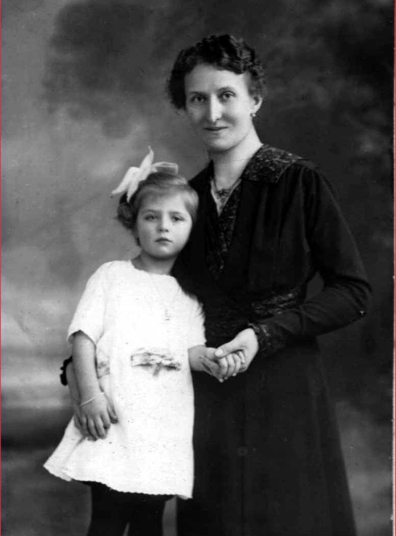 Gertrud Heydorn mit ihrer Tochter Ursula