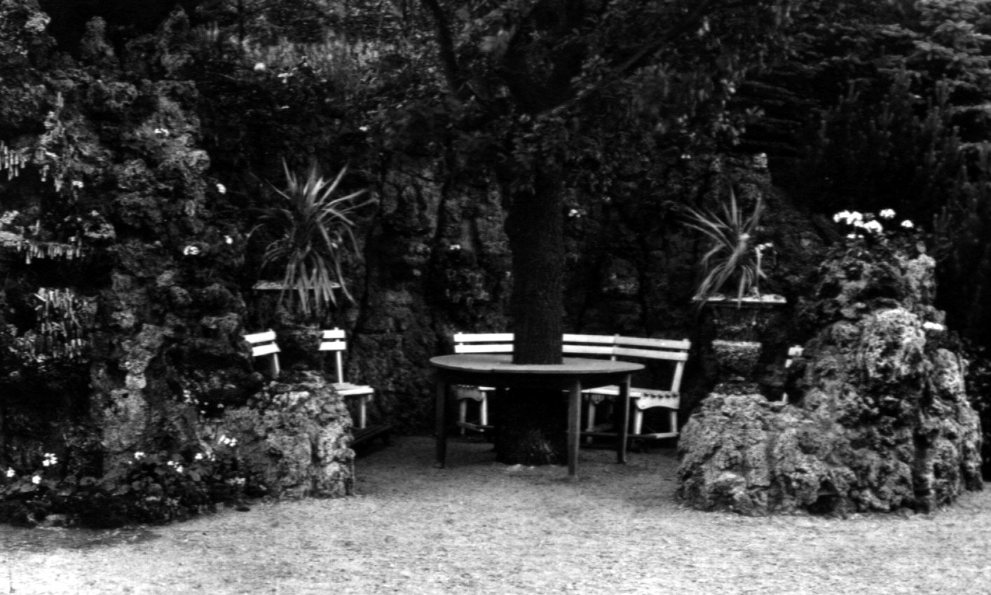 Steingrotte mit Bänken im Park von Hirschfelde
