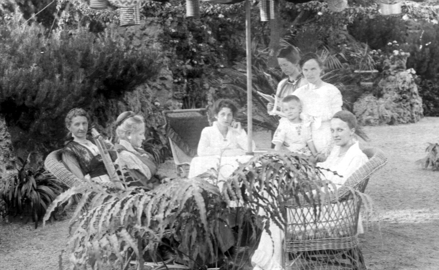 Großmutter und Heydorn-Schwestern im Garten von Hirschfelde