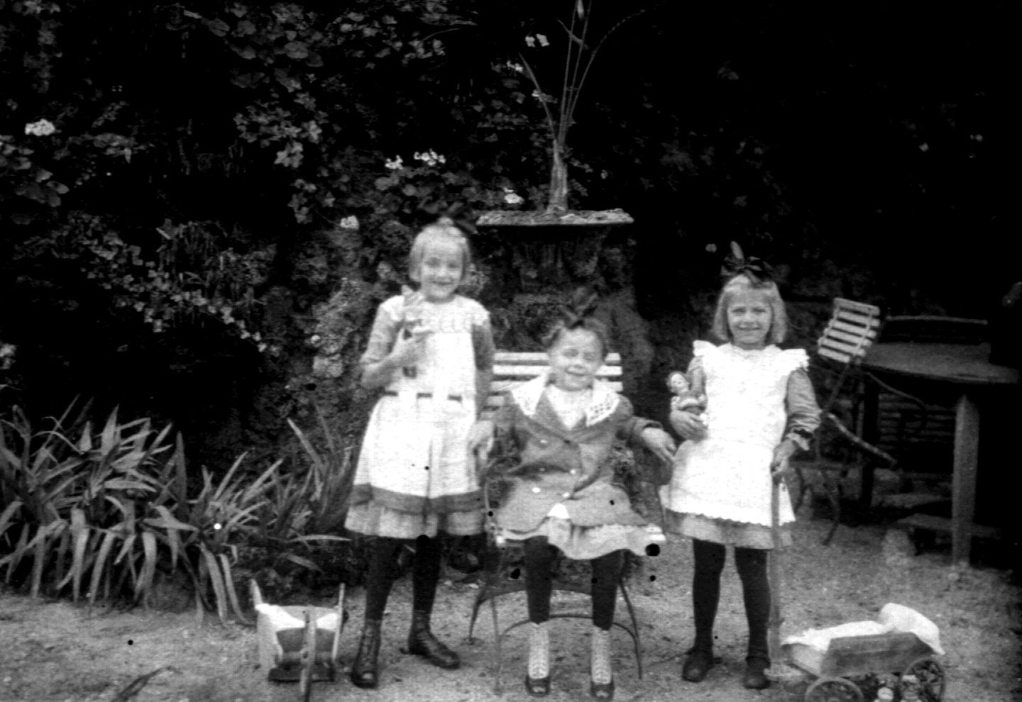 Drei Kinder im Garten von Hirschfelde