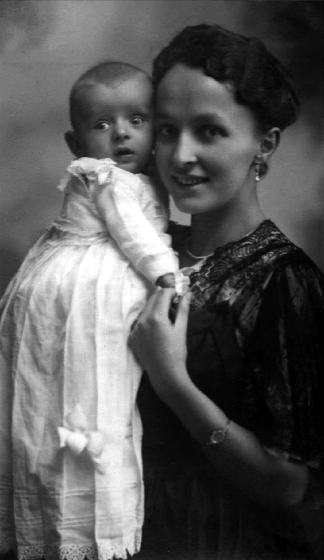 Marianne Heydorn mit Kind auf dem Arm