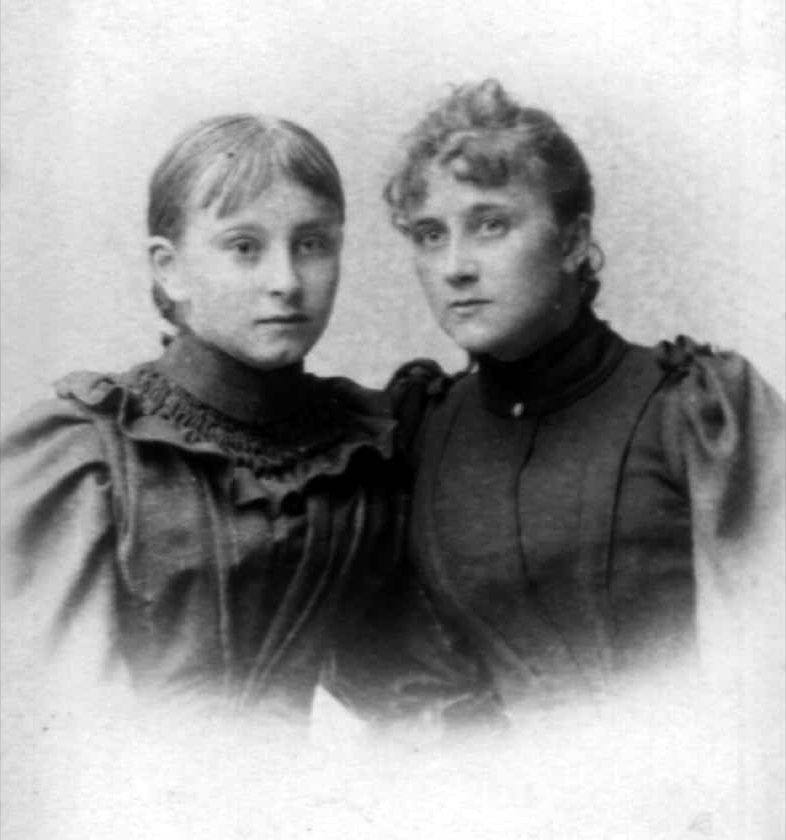 Marianne Heydorn mit Schwester als Kind