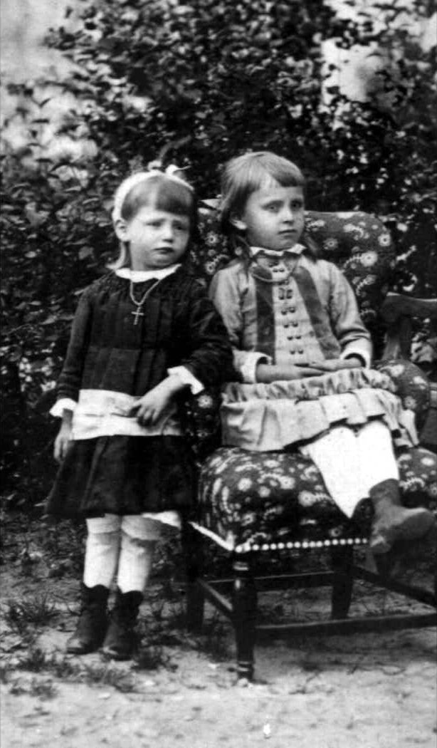 Marianne Heydorn mit Schwester als Kind
