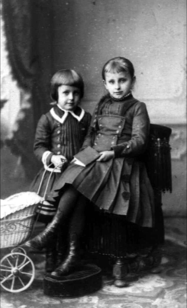 Marianne Heydorn als Kind mit einer Schwester