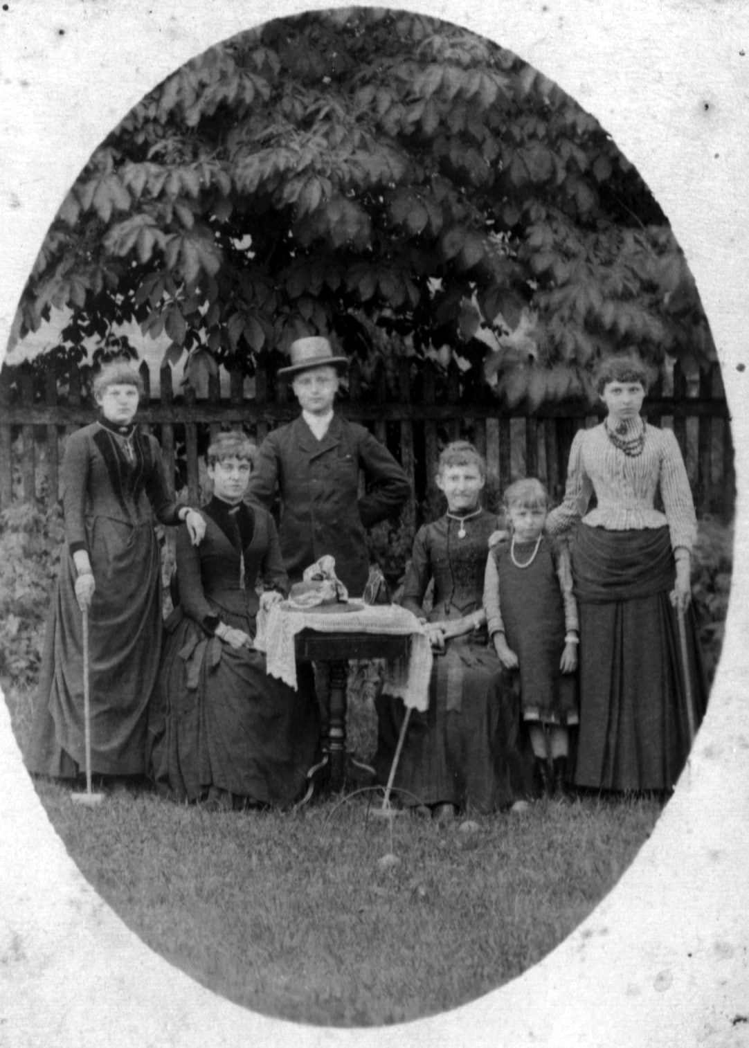 Familienbild im ovalen Rahmen vor dem Pfarrhaus, 2. Juni 1889