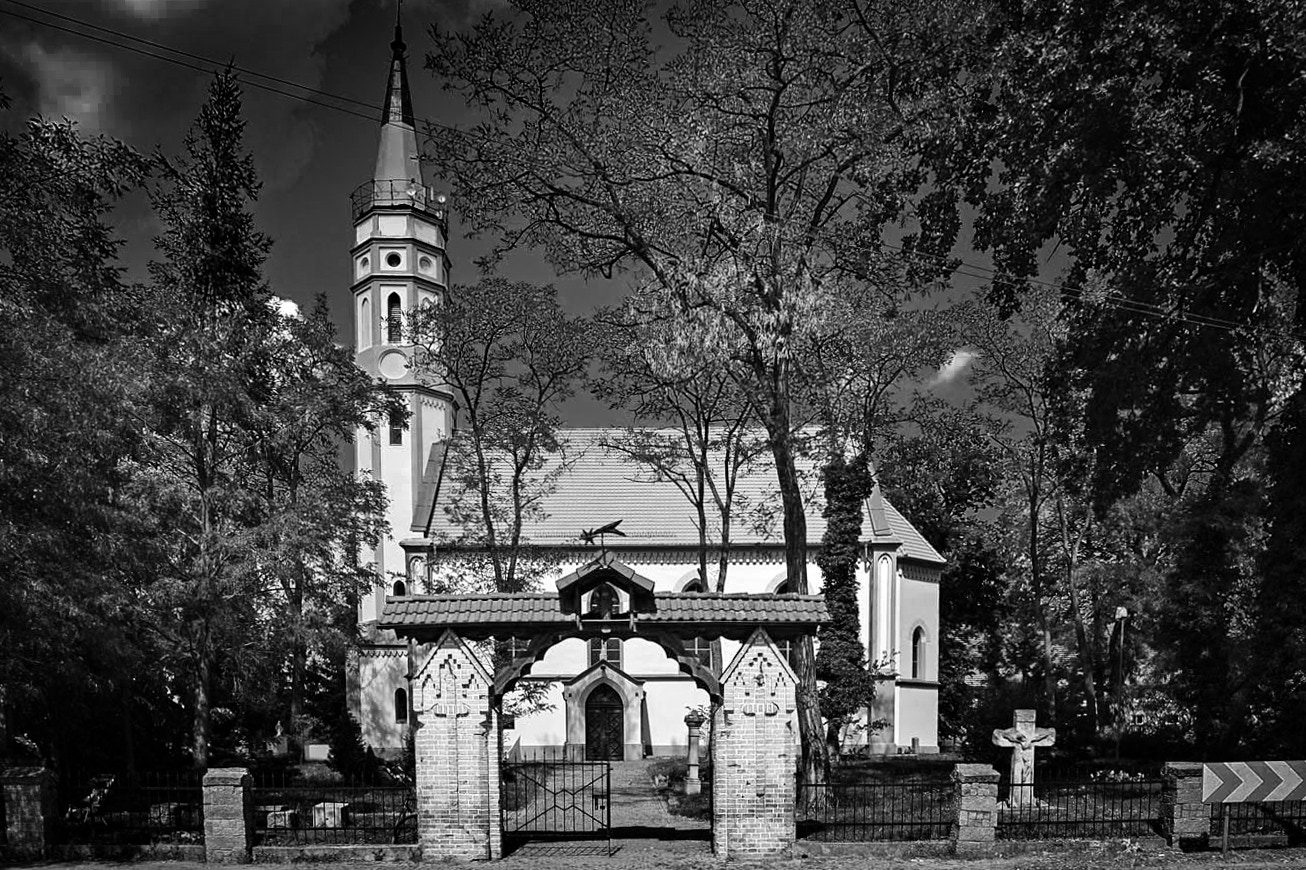 Die Pfarrkirche in Prietzen hinter einem Tor