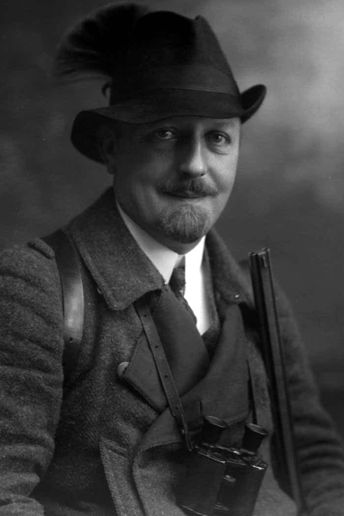 Theodor Faber in Jägerkleidung mit Hut