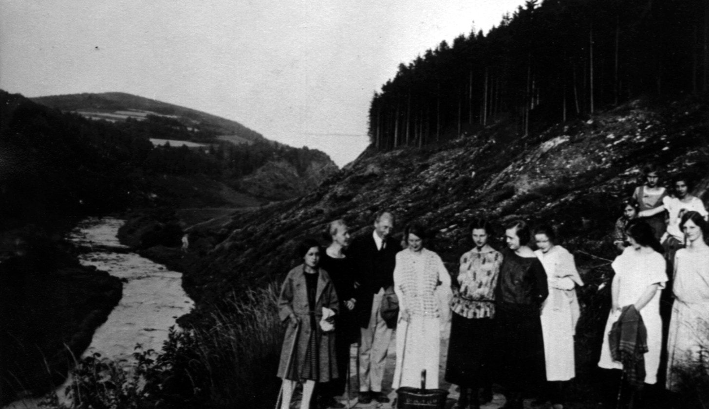 Wandergruppe der Großfamilie in einem Tal bei Greiffenberg